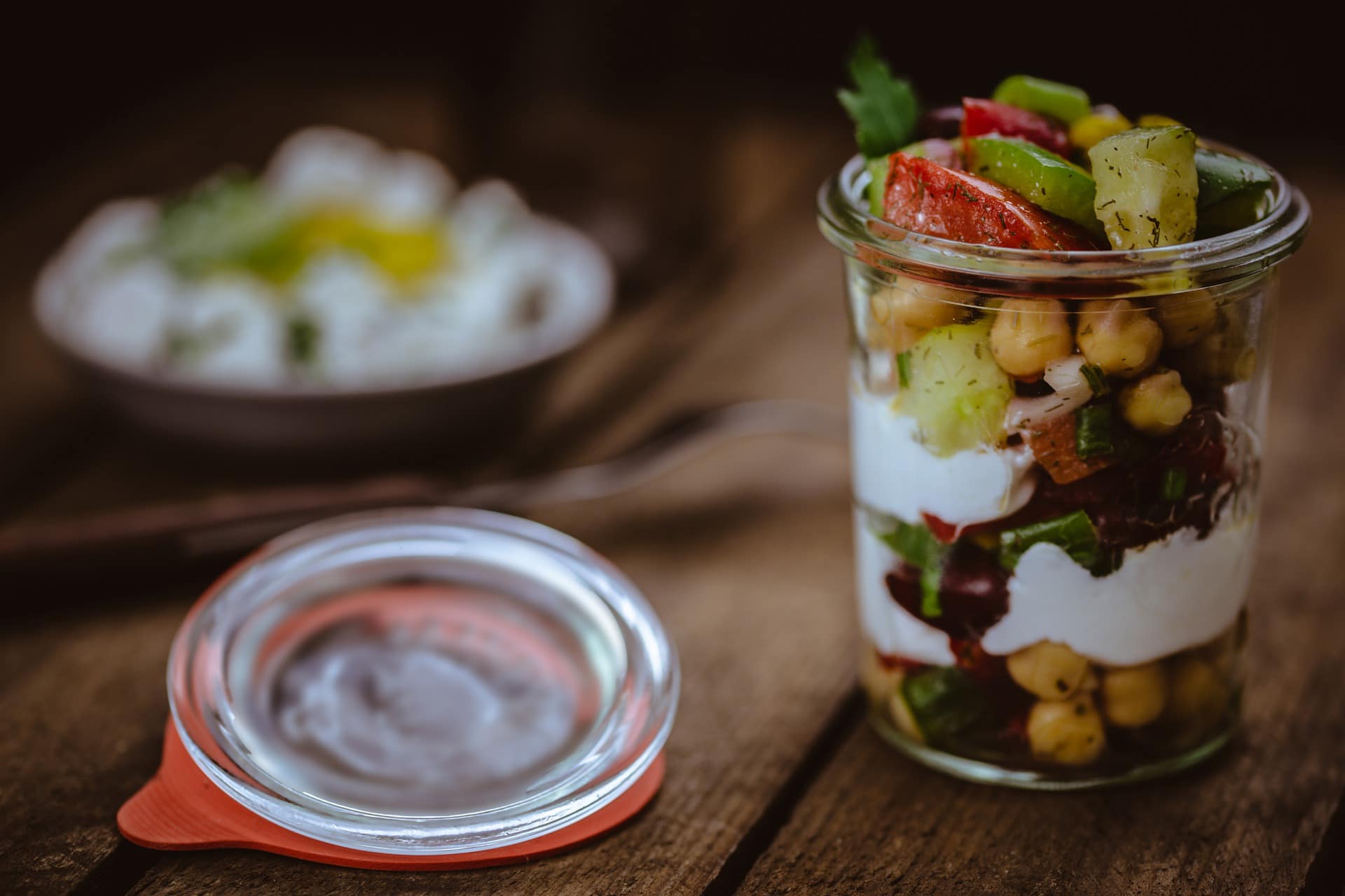 Salat mit Kichererbsen, viel Gemüse und einem Joghurtdressing